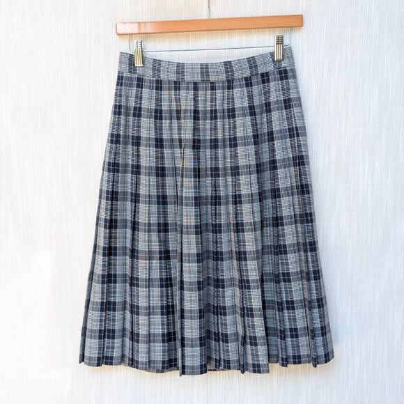 Burberry Wool Blend Plaid Pleated A-line Wrap Skirt, size 6 - Picture 2 of 7